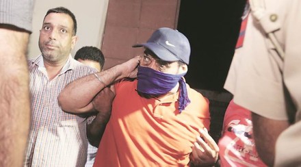 bengaluru cop stops pranab mukherjee convoy, bengaluru police officer, president convoy stopped, Bengaluru cop, President Mukherjees convoy, Nijalingappa, Ambulance, ML Nijalingappa, ML Nijalingappa awarded, india news, latest news