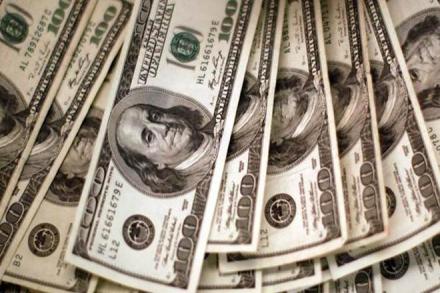 Dollar trades lower before Fed speeches