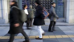 dollar,  CMC Markets, Asian shares, Sterling, bank of india, South Korea, US crude production, Wall Street, nasdaq, inflation