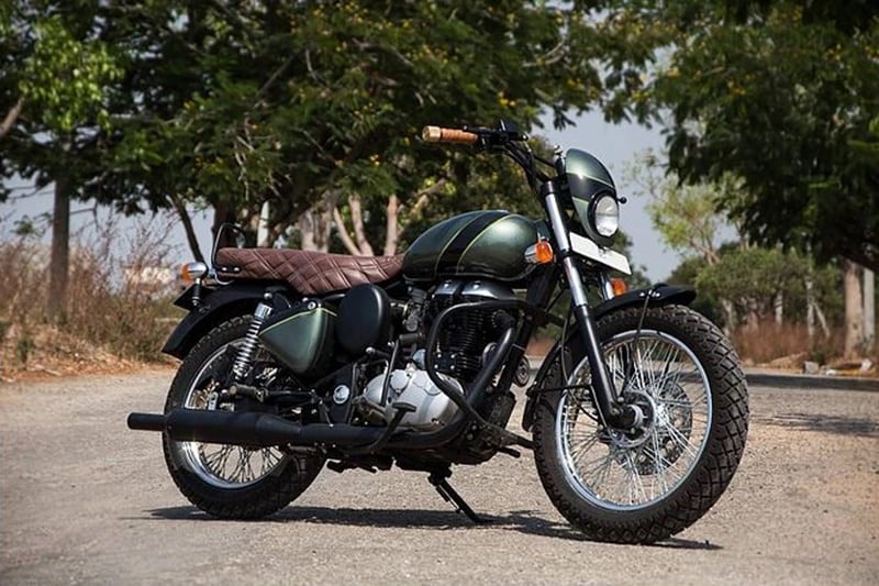Mr Oliver: A Royal Enfield Classic 350 had been lying lod and withering when Eimor decided to give it a makeover. The engine was tuned to begin with. Other modifications include a wider fuel tank (15 litres) a cafe racer seat, 80 spoke wheels, small front headlamp with cowl, handle bars among others. The paint job has been kept very modest with metallic Olive green with black band and yellow pinstripes.
