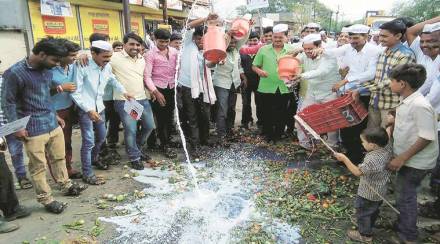 Farmers protest in Madhya pradesh, Farmers protest, Farmers protest news, farmers strike, Madhya pradesh, Madhya pradesh farmers protest, mp farmers protest, narendra modi, farm loan waiver, enam Farmers protest in Madhya pradesh, Farmers protest, Farmers protest news, farmers strike, Madhya pradesh, Madhya pradesh farmers protest, mp farmers protest, narendra modi, farm loan waiver, enam