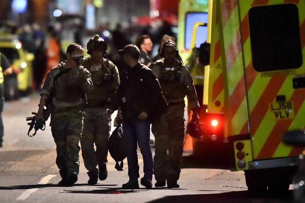 London terror attack, london attack, london attack news, symbol of defiance, london symbol of defiance, man with beer becomes symbol of defiance, world news, theresa may