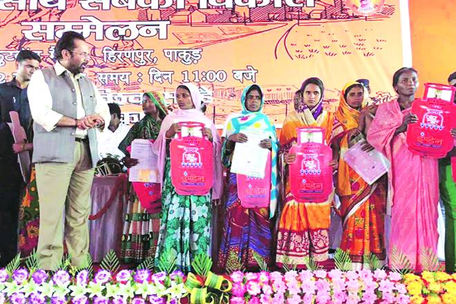 Narendra Modi, Union minister Mukhtar Abbas Naqvi, LPG connection, PMUY, Jharkhand Narendra Modi, Union minister Mukhtar Abbas Naqvi, LPG connection, PMUY, Jharkhand