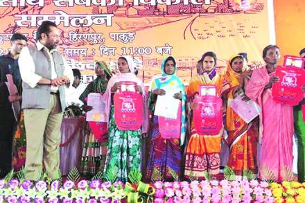 Narendra Modi, Union minister Mukhtar Abbas Naqvi, LPG connection, PMUY, Jharkhand Narendra Modi, Union minister Mukhtar Abbas Naqvi, LPG connection, PMUY, Jharkhand