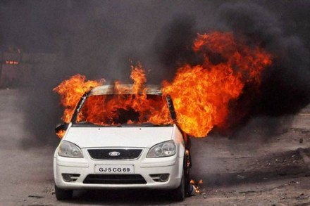 car fire video, bmw burning, firefighters fire extinguishing, china car fire, fire in car captured
