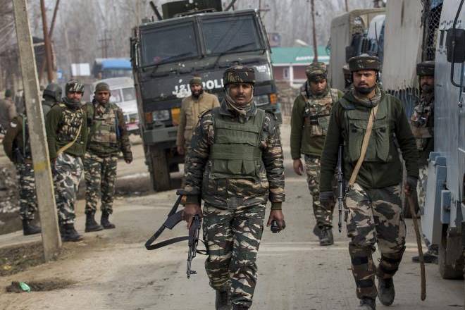 Srinagar, 4 cops injured, 4 cops injured in grenade attack Srinagar, 4 cops injured, 4 cops injured in grenade attack