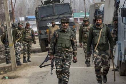Srinagar, 4 cops injured, 4 cops injured in grenade attack