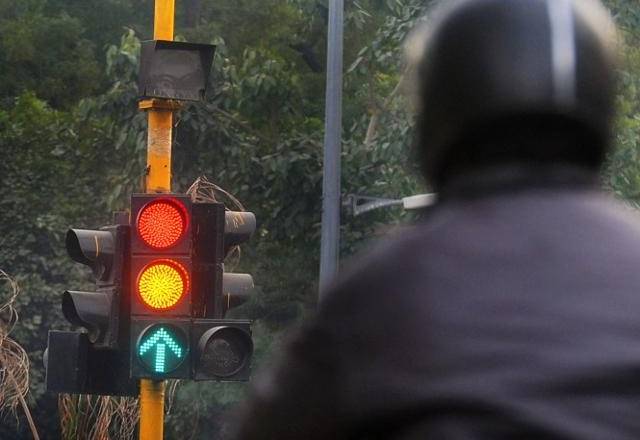 robot managing the traffic on roads, robot managing the traffic, technology