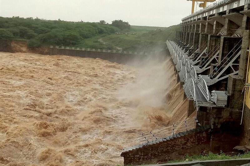 gujarat, Gujarat flood, gujarat monsoon, gujarat Sipu dam, gujarat deesa, gujarat heavy rains, gujarat Sabarmati River, Sabarmati River flood, Deesa Dhanera highway, Vasna Dam, Chandra Bhaga slum, ahmedabad, gujarat news