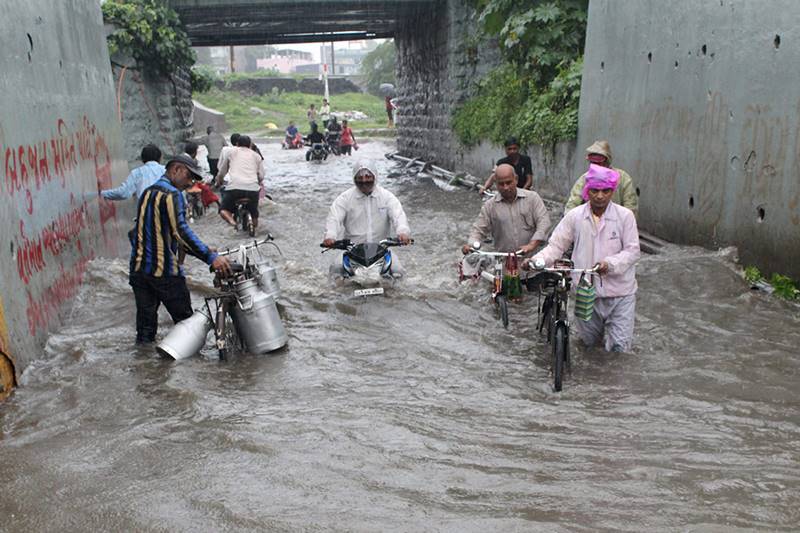 gujarat floods, gujarat rains, monsoon in india, rains in india, flood across india, flood pics, monsoon pics, rajasthan floods, Indian Air Force, latest pics