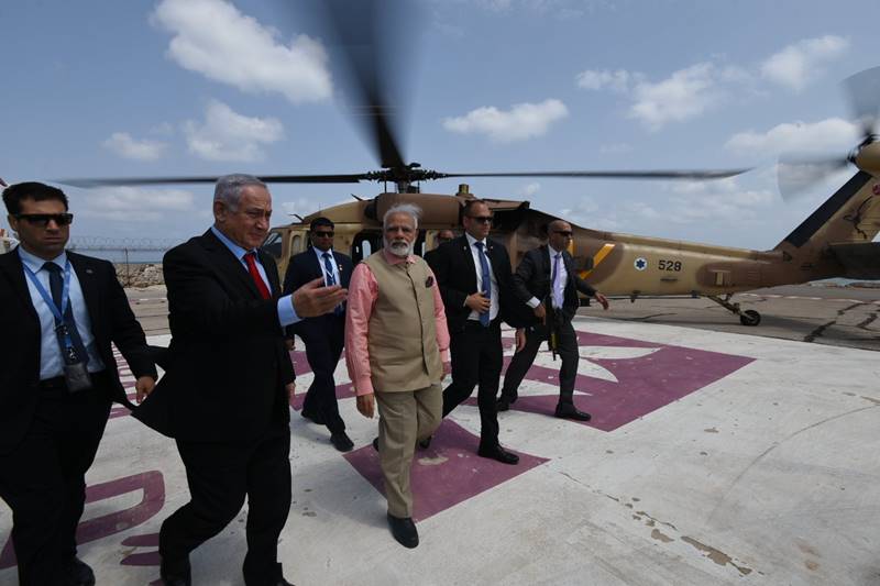 Netanyahu Modi Beach Modi, Netanyahu’s bonhomie at Olga Beach! Both leaders together in ...