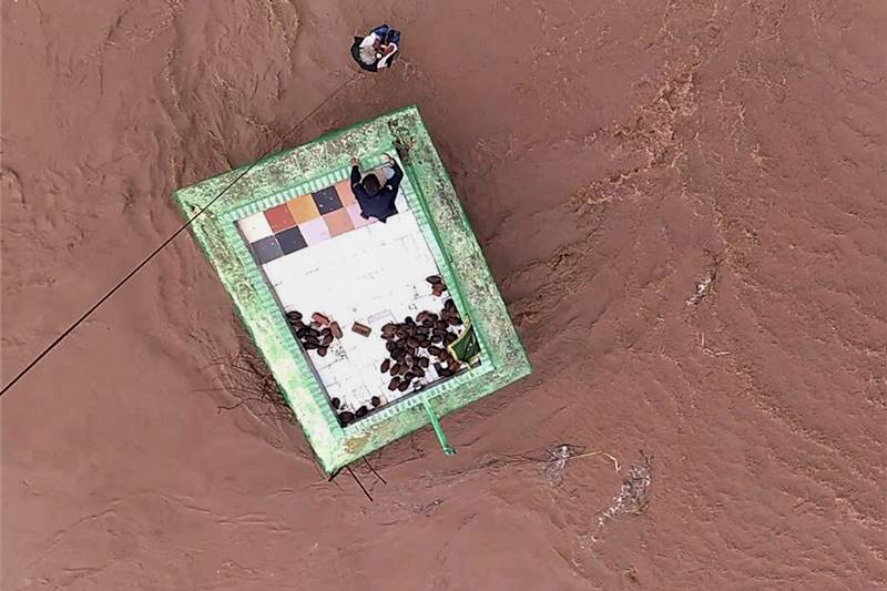 gujarat floods, gujarat rains, monsoon in india, rains in india, flood across india, flood pics, monsoon pics, rajasthan floods, Indian Air Force, latest pics