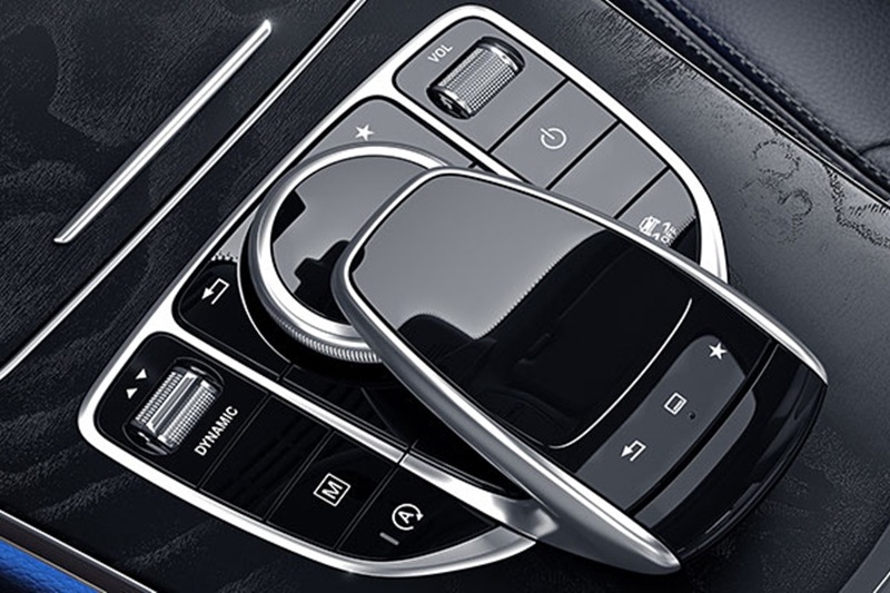 The infotainment and the navigation system is controlled by the centrally mounted Mercedes-Benz toggle button. Being mounted on the centre at arm level it makes it very easy to control without having to remove your hand from the steering for too long.