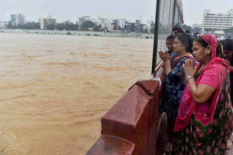gujarat, Gujarat flood, gujarat monsoon, gujarat Sipu dam, gujarat deesa, gujarat heavy rains, gujarat Sabarmati River, Sabarmati River flood, Deesa Dhanera highway, Vasna Dam, Chandra Bhaga slum, ahmedabad, gujarat news