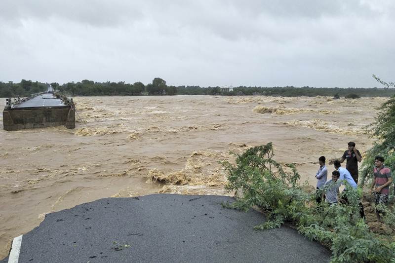 gujarat, Gujarat flood, gujarat monsoon, gujarat Sipu dam, gujarat deesa, gujarat heavy rains, gujarat Sabarmati River, Sabarmati River flood, Deesa Dhanera highway, Vasna Dam, Chandra Bhaga slum, ahmedabad, gujarat news