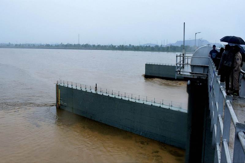 gujarat, Gujarat flood, gujarat monsoon, gujarat Sipu dam, gujarat deesa, gujarat heavy rains, gujarat Sabarmati River, Sabarmati River flood, Deesa Dhanera highway, Vasna Dam, Chandra Bhaga slum, ahmedabad, gujarat news