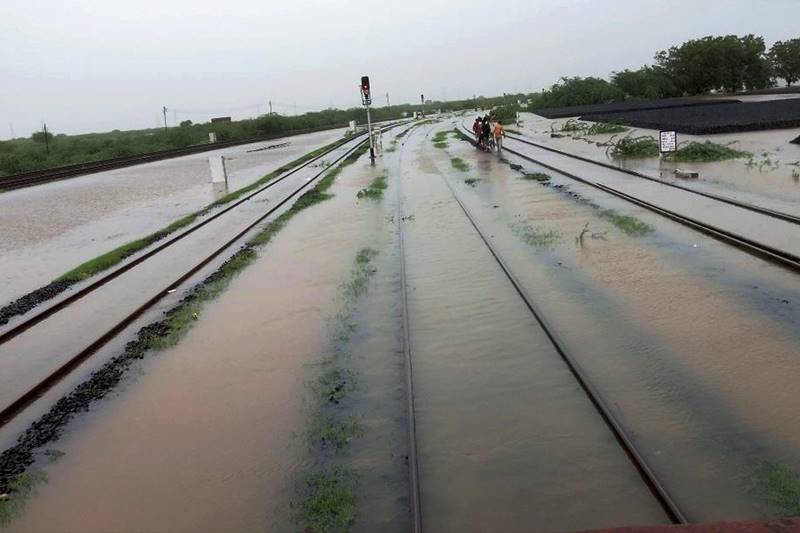 gujarat floods, gujarat rains, monsoon in india, rains in india, flood across india, flood pics, monsoon pics, rajasthan floods, Indian Air Force, latest pics