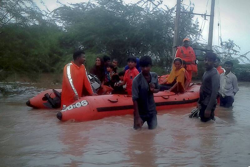 gujarat floods, gujarat rains, monsoon in india, rains in india, flood across india, flood pics, monsoon pics, rajasthan floods, Indian Air Force, latest pics