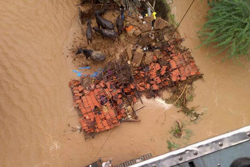 gujarat, Gujarat flood, gujarat monsoon, gujarat Sipu dam, gujarat deesa, gujarat heavy rains, gujarat Sabarmati River, Sabarmati River flood, Deesa Dhanera highway, Vasna Dam, Chandra Bhaga slum, ahmedabad, gujarat news