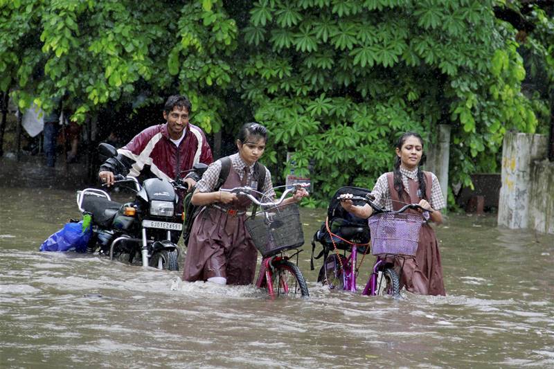 gujarat floods, gujarat rains, monsoon in india, rains in india, flood across india, flood pics, monsoon pics, rajasthan floods, Indian Air Force, latest pics