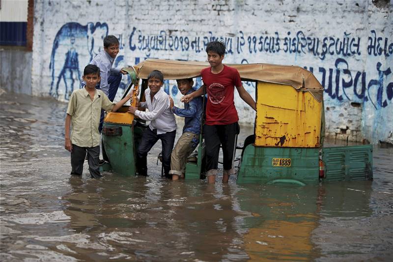 gujarat floods, gujarat rains, monsoon in india, rains in india, flood across india, flood pics, monsoon pics, rajasthan floods, Indian Air Force, latest pics