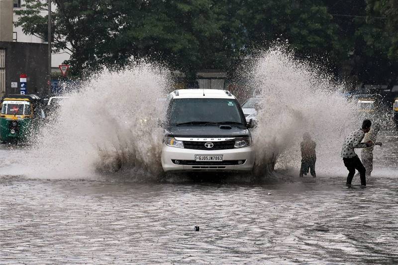 gujarat floods, gujarat rains, monsoon in india, rains in india, flood across india, flood pics, monsoon pics, rajasthan floods, Indian Air Force, latest pics