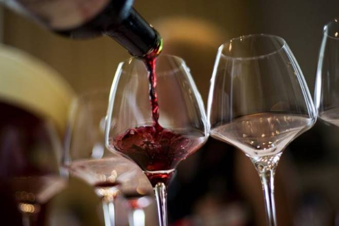  liquor outlets.  liquor outlets in kerala, kerala government, Congress workers, government renews license, liquor shop license renewal