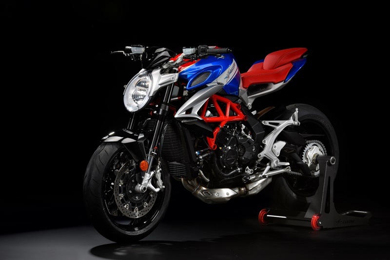 It is quite tellable really, that what country is the bike paying a tribute to, with the new exuberant livery. It gets a star-studded motif on the tank like the one on the 1973 MV Agusta 750 S. Also, the gloss black paintwork brings out the best in component details, such as the front fender, which sports the MV Agusta logo.