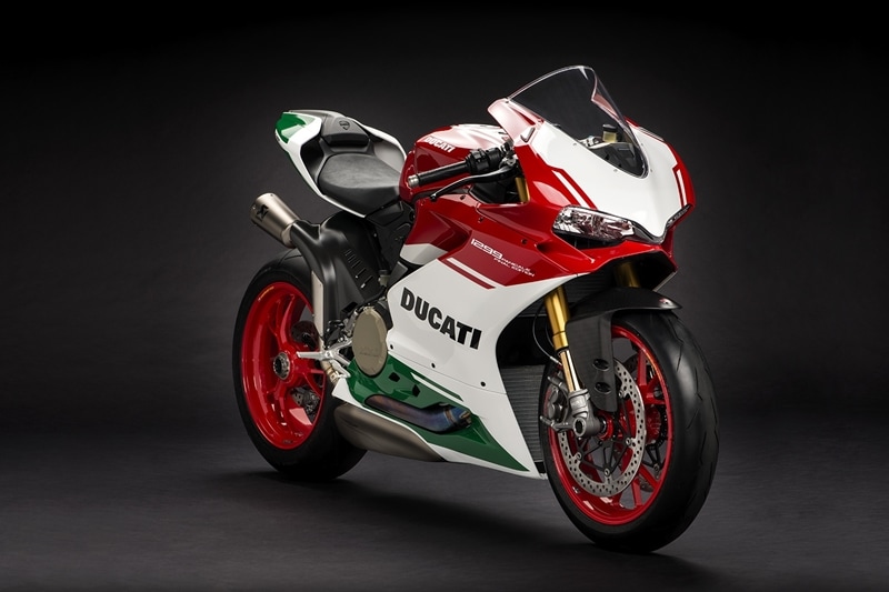 The first Ducati Panigale on the list(but not the last), is the newly launched 1299 R Final Edition, which gets a ton of cycles parts from a WSBK racing bike. It is also the last Panigale that Ducati will make with an L-twin before the switch to the V4 format on the next one. This piece of history will cost you 59.18 lakh (ex-mumbai)