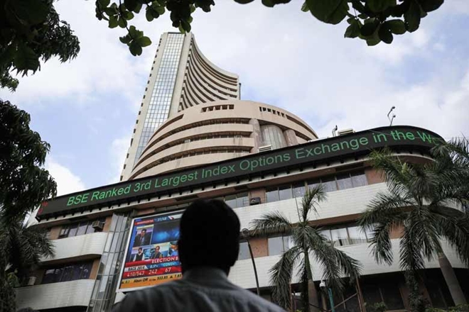 Sensex hits record high, Nifty tops 9950, RIL shares at new 9-year high; HDFC Bank earnings ahead Sensex hits record high, Nifty tops 9950, RIL shares at new 9-year high; HDFC Bank earnings ahead