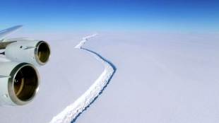 Antarctic, Antarctica, world largest iceberg, US state of Delaware, Lake Erie, Great Lakes, Antarctic Ocean, NASA satellite