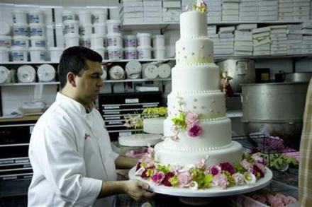 Broadway bakery, 4 feet cake, Rs 16 lakh cake, tyron Lannister, GoT, Games of thrones, Games of thronescake, costly cake, Expensive dubai cake