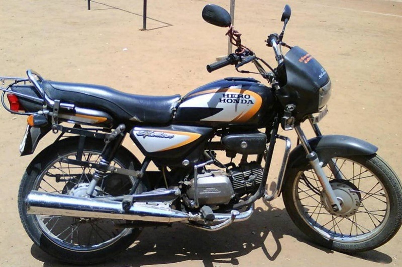 On the footsteps of the CD100, Hero Honda launched the first Splendor in 1994, which has been one of the leaders in the Indian two-wheeler market owing to its incredibly fuel efficient engine. It has now been over 20 years and the Splendor remains to be the first choice for millions looking for a two-wheeler that delivers a comfortable daily commute and excellent mileage. (Image: Carmundi)