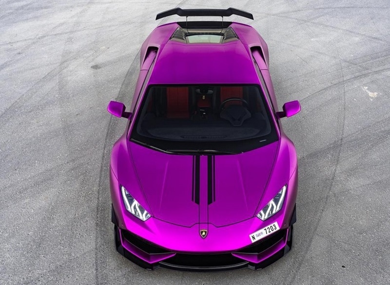 The intake and the ECU were upgraded and an Inconel exhaust was added. Theses upgrades boosted the power from the 5.2-litre naturally aspirated V10 engine by 89 hp, pushing the power output to 690 hp.