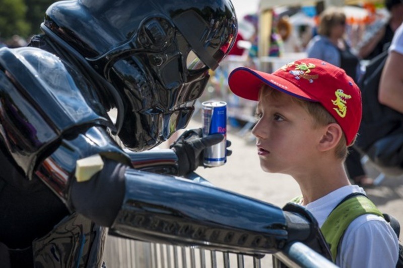 Another glimpse from the race day. Staring into the eyes of Darth Vader must not have been easy. Keep calm, drink Red Bull and stay away from the Dark Side!