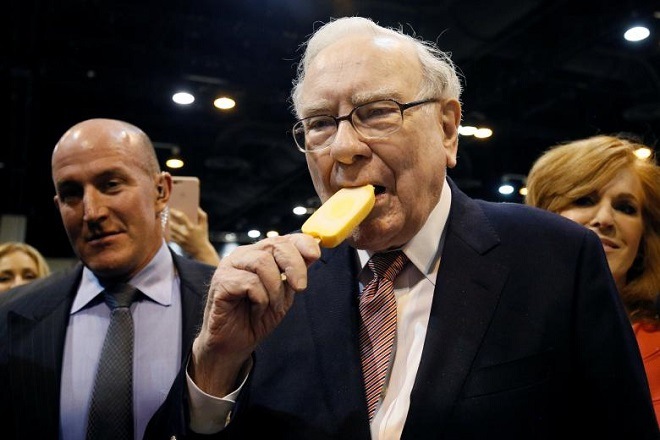 Berkshire Hathaway CEO Warren Buffett enjoys an ice cream treat from Dairy Queen before the Berkshire Hathaway annual meeting in Omaha, Nebraska, U.S. May 6, 2017. REUTERS/Rick Wilking