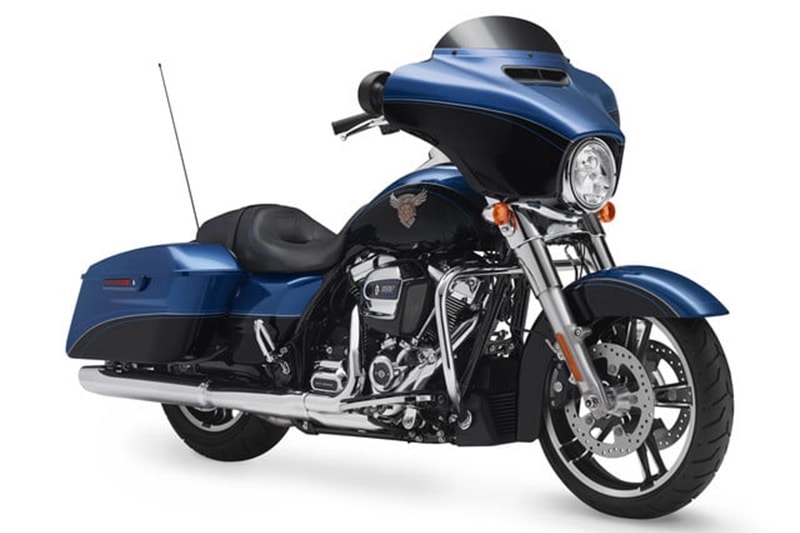 The Two-Tone limited scheme will be available on 2018 CVO Limited, Tri-Glide, Ultra Limited, Fat Boy 114, and Heritage Classic 114 models. The Two-Tone style includes Legend Blue and Vivid Black two-tone paint and a triple pinstripe.