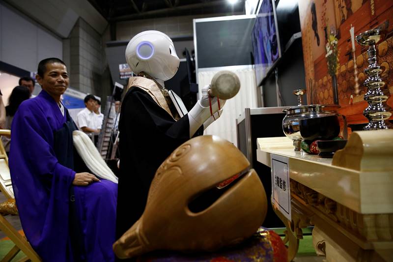 robot, robot priest, robot pics, robot news, Buddhist funeral, Industry EXPO 2017, japan, tokyo, technology, world news, world pics
