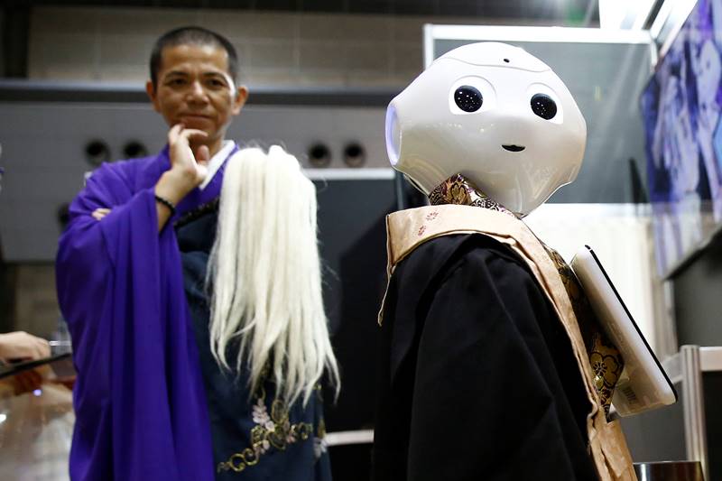 robot, robot priest, robot pics, robot news, Buddhist funeral, Industry EXPO 2017, japan, tokyo, technology, world news, world pics