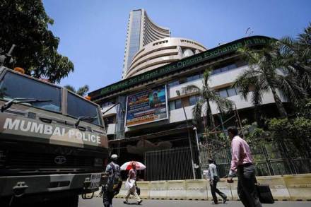 4 blue-chip stocks which are trying to pull Sensex up amid losses 4 blue-chip stocks which are trying to pull Sensex up amid losses
