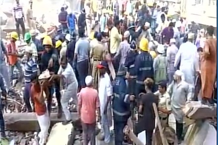 Mumbai building collapse, Mumbai building collapse Bhendi Bazaar, Police, NDRF teams, fire brigade, three-storey building collapse, municipal office, Mumbai's busiest marketplace, 3 dead, 50 trapped, JJ Hospital Mumbai building collapse, Mumbai building collapse Bhendi Bazaar, Police, NDRF teams, fire brigade, three-storey building collapse, municipal office, Mumbai's busiest marketplace, 3 dead, 50 trapped, JJ Hospital