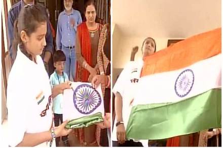 tri colour hoisting on raksha bandhan, muslim girl tri colour, mulim girl raksha bandhan
