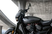 Flat drag-style handlebar with bar end mirrors.