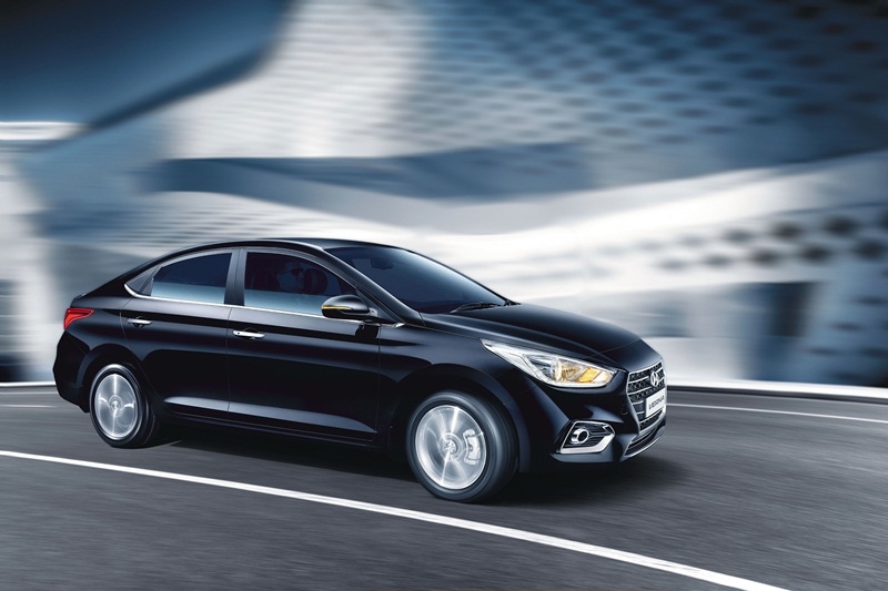 Hyundai has also increased the dimensions of the new Verna, which now measures in at 4,440 mm in length, 1,729 mm in width and 1,465 mm in height. The Verna has a wheelbase of 2,600 mm and a ground clearance of 165 mm. As a result of this increase, occupants now get more legroom and space inside the cabin. However, the new Verna isn't the best-in-segment when it comes to rear space.
