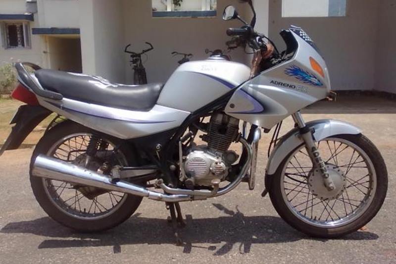 Now a lot of people will agree that most LML’s were styled ahead of their time, but lacked a lot in build quality. The Adreno had a 109.1cc 4-stroke 3 valve engine and an ahead of its time half fairing. Something like the one you get on the Karizma of present day. It was launched in 2001 and lived a short life before, disappearing into obscurity. Image Source: moto.zombdrive.com