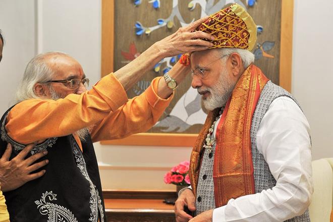 Narendra Modi, Narendra Modi meets Shivshahir Babasaheb Purandare, Narendra Modi meets Shivshahir Babasaheb, PM Modi meets Babasaheb Purandare, Maharashtra Bhushan awardee, Babasaheb Purandare, Shivshahir Babasaheb, conference of CEOs and Start Ups, PM modi meets CEOs, Champions Of Change