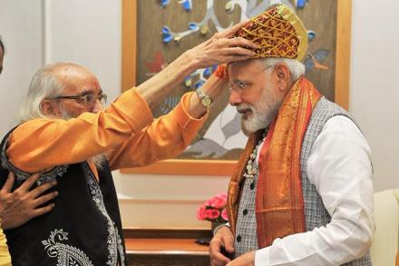 Narendra Modi, Narendra Modi meets Shivshahir Babasaheb Purandare, Narendra Modi meets Shivshahir Babasaheb, PM Modi meets Babasaheb Purandare, Maharashtra Bhushan awardee, Babasaheb Purandare, Shivshahir Babasaheb, conference of CEOs and Start Ups, PM modi meets CEOs, Champions Of Change