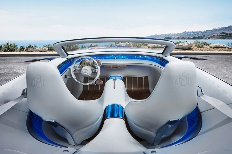 The flowing interior design idiom brings luxury element on the outside exterior and inside at par. The formal flow of the areas from the rear into the interior gives rise to a typical yacht feeling. A light wing flows in a curve across the door trim and the centre tunnel into the seat landscape, creating a 360° open-air luxury lounge.