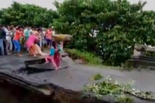 Bihar flood, floods, Shocking Bihar flood bridge collapse, bihar bridge collapse, bridge collapse video, plunge into river, horrific clip, india