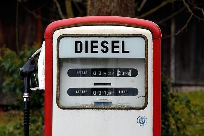 A diesel pump is seen at a privately operated fuel station in Gasse near Lake Tegernsee, January 9, 2015. REUTERS/Michael Dalder A diesel pump is seen at a privately operated fuel station in Gasse near Lake Tegernsee, January 9, 2015. REUTERS/Michael Dalder